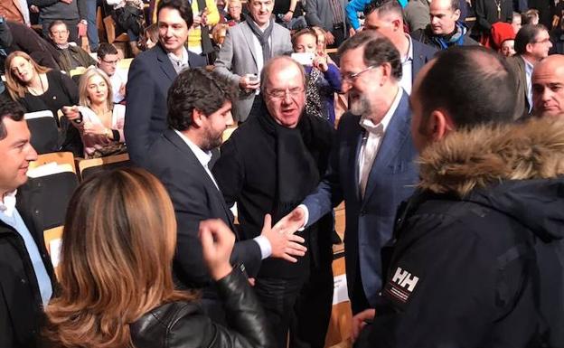 López Miras estrecha la mano a Mariano Rajoy, este domingo en Salou.