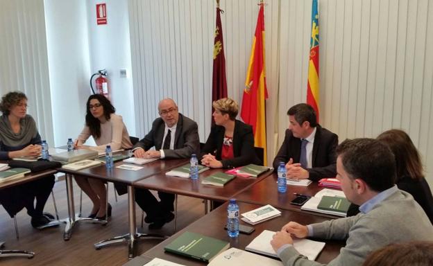 La consejera de Transparencia, Participación y Portavoz, Noelia Arroyo, durante la firma del protocolo de colaboración con el consejero de Transparencia, Responsabilidad Social, Participación y Cooperación de la Generalitat, Manuel Alcaraz.