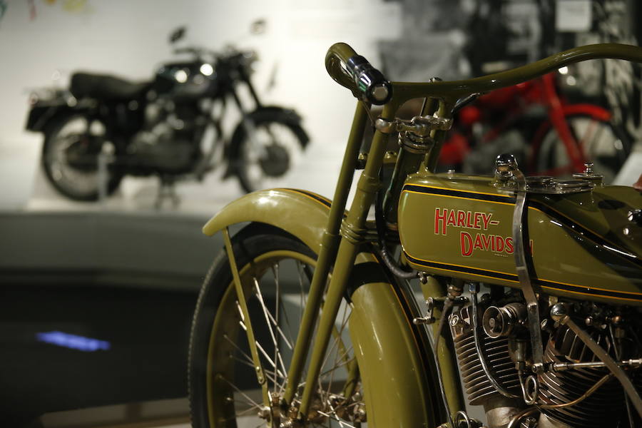El Museo Nacional de Ciencia y Tecnología de España (MUNCYT) conjuga la astronomía y el mundo del motociclismo en 'Universo Moto', exposición de más de 90 piezas que abre sus puertas este sábado 23 de diciembre.