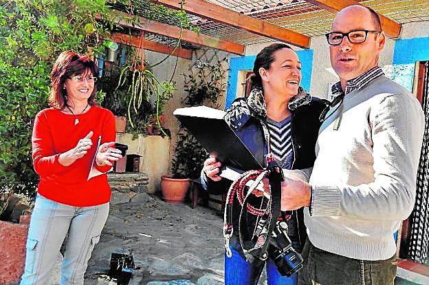 El premiado Paco de Lara (dch.), junto a la diputada Isabel Casalduero (centro) y Pilar Sánchez (izq.).