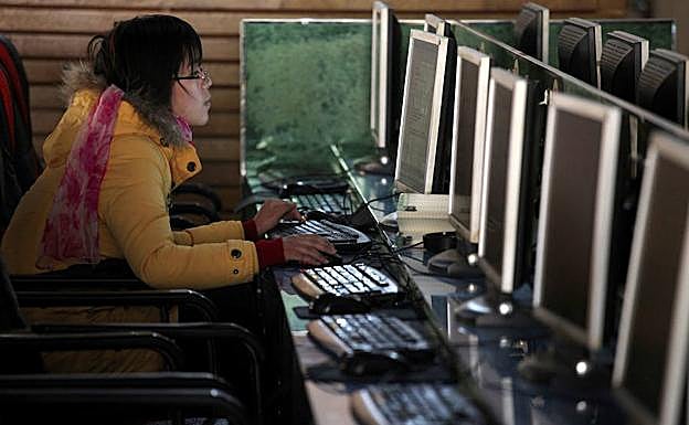 Una mujer usa un ordenador en un cibercafé de Shanghái. 