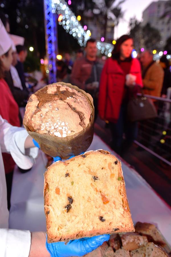 El consejero de Turismo, Cultura y Medio Ambiente, Javier Celdrán, participó este mates en la presentación del nuevo producto gastronómico de la Región, 'el Murciatone', una variedad del 'Panettone' italiano elaborado artesanalmente con productos y frutas de la Región.