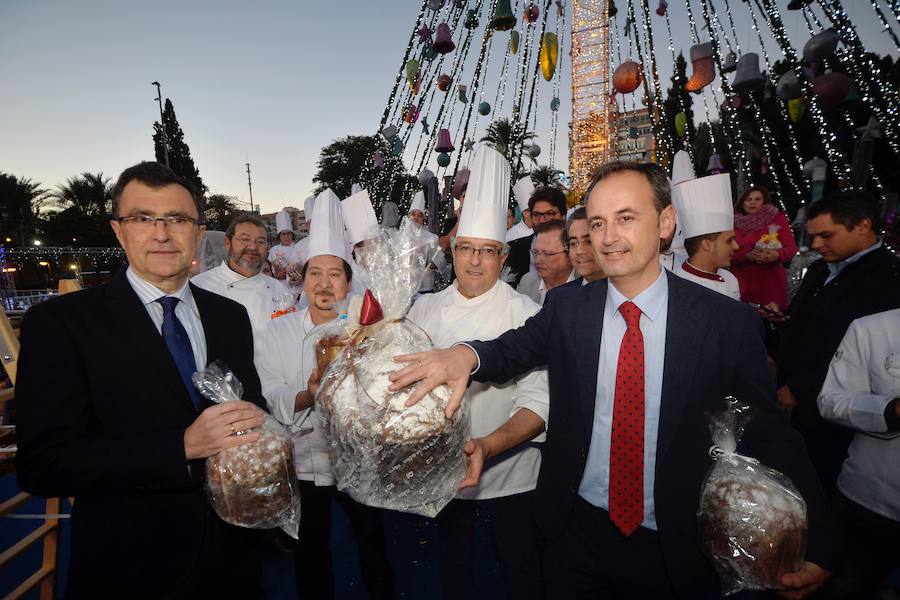 El consejero de Turismo, Cultura y Medio Ambiente, Javier Celdrán, participó este mates en la presentación del nuevo producto gastronómico de la Región, 'el Murciatone', una variedad del 'Panettone' italiano elaborado artesanalmente con productos y frutas de la Región.