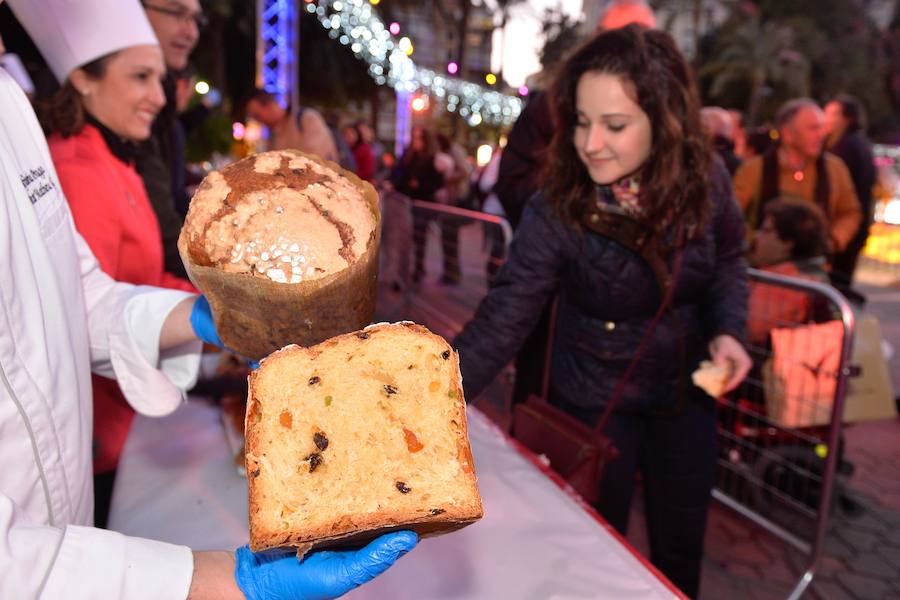 El consejero de Turismo, Cultura y Medio Ambiente, Javier Celdrán, participó este mates en la presentación del nuevo producto gastronómico de la Región, 'el Murciatone', una variedad del 'Panettone' italiano elaborado artesanalmente con productos y frutas de la Región.