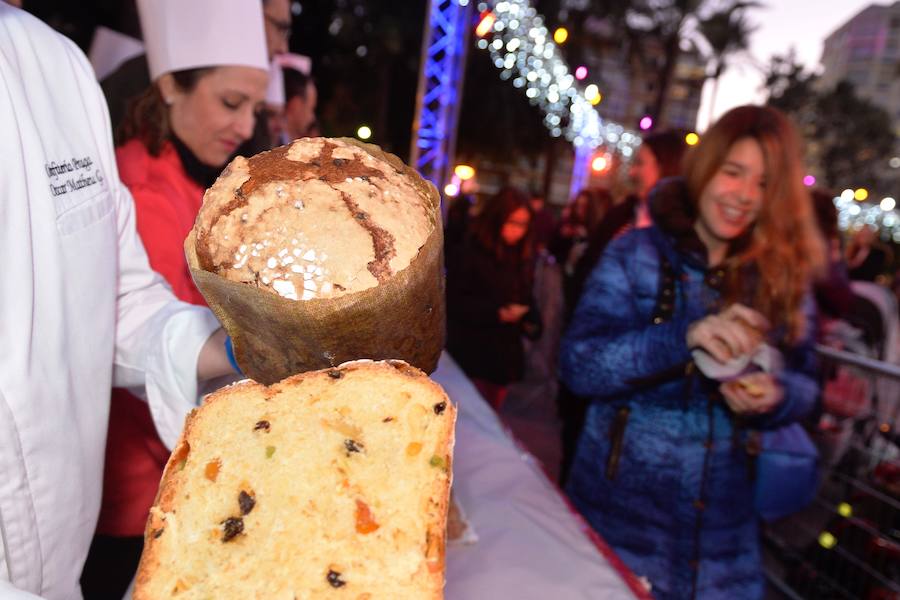 El consejero de Turismo, Cultura y Medio Ambiente, Javier Celdrán, participó este mates en la presentación del nuevo producto gastronómico de la Región, 'el Murciatone', una variedad del 'Panettone' italiano elaborado artesanalmente con productos y frutas de la Región.