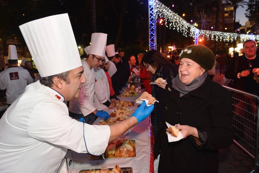 El consejero de Turismo, Cultura y Medio Ambiente, Javier Celdrán, participó este mates en la presentación del nuevo producto gastronómico de la Región, 'el Murciatone', una variedad del 'Panettone' italiano elaborado artesanalmente con productos y frutas de la Región.