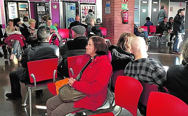 Familiares y pacientes, ayer por la tarde en la sala de espera del servicio de Urgencias de La Arrixaca.
