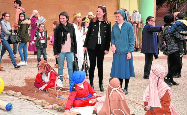 La alcaldesa, Mari Carmen Moreno (c), durante la visita.