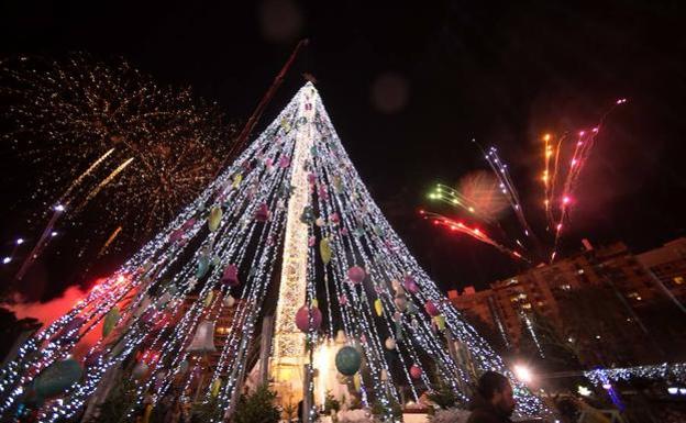 El árbol de Navidad de la plaza Circular de Murcia, encendido durante un espectáculo pirotécnico.