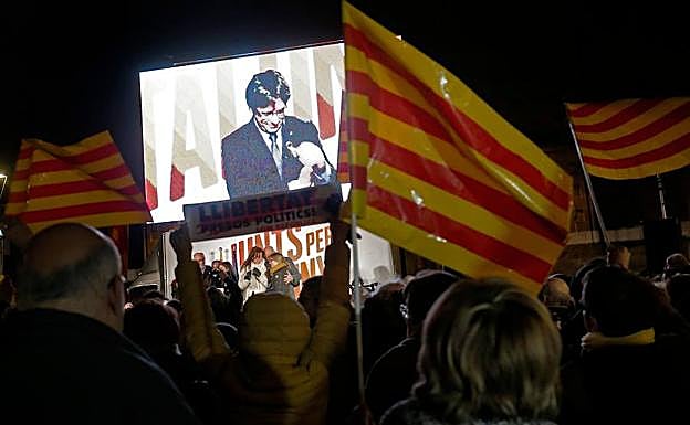 Independentistas presencian el mitin de Puigdemont.