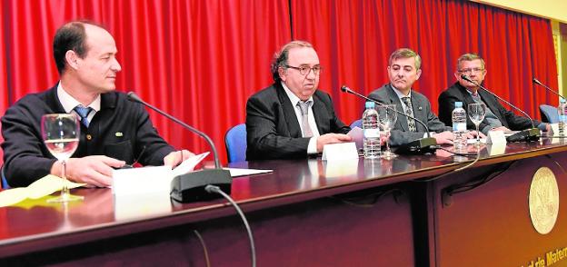 El decano saliente, F. Esquembre (i); el rector, José Orihuela; el decano, Pascual Lucas, y Segura Gomis.
