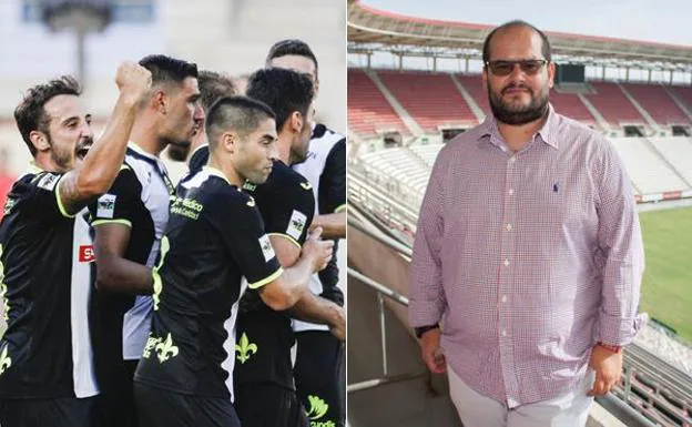 Los jugadores del FC Cartagena celebran una victoria. Por otro lado, Raúl Moro se ha desvinculado casi totalmente del Real Murcia. 