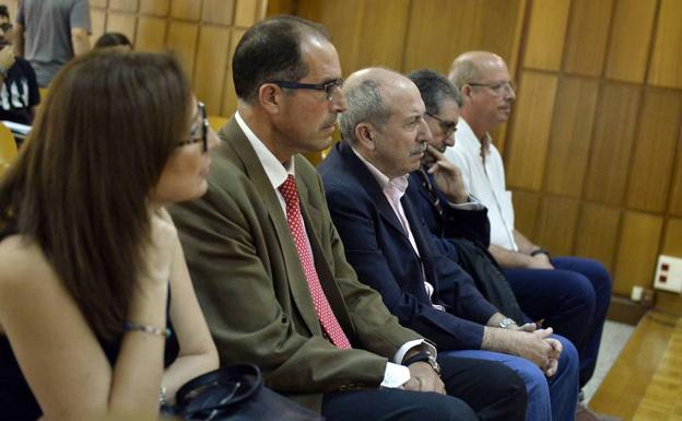 Encarna Muñoz, Manuel Alfonso Guerrero, José María Ródenas, Antonio Alvarado y Juan Ignacio Sánchez Gelabert, durante el juicio.