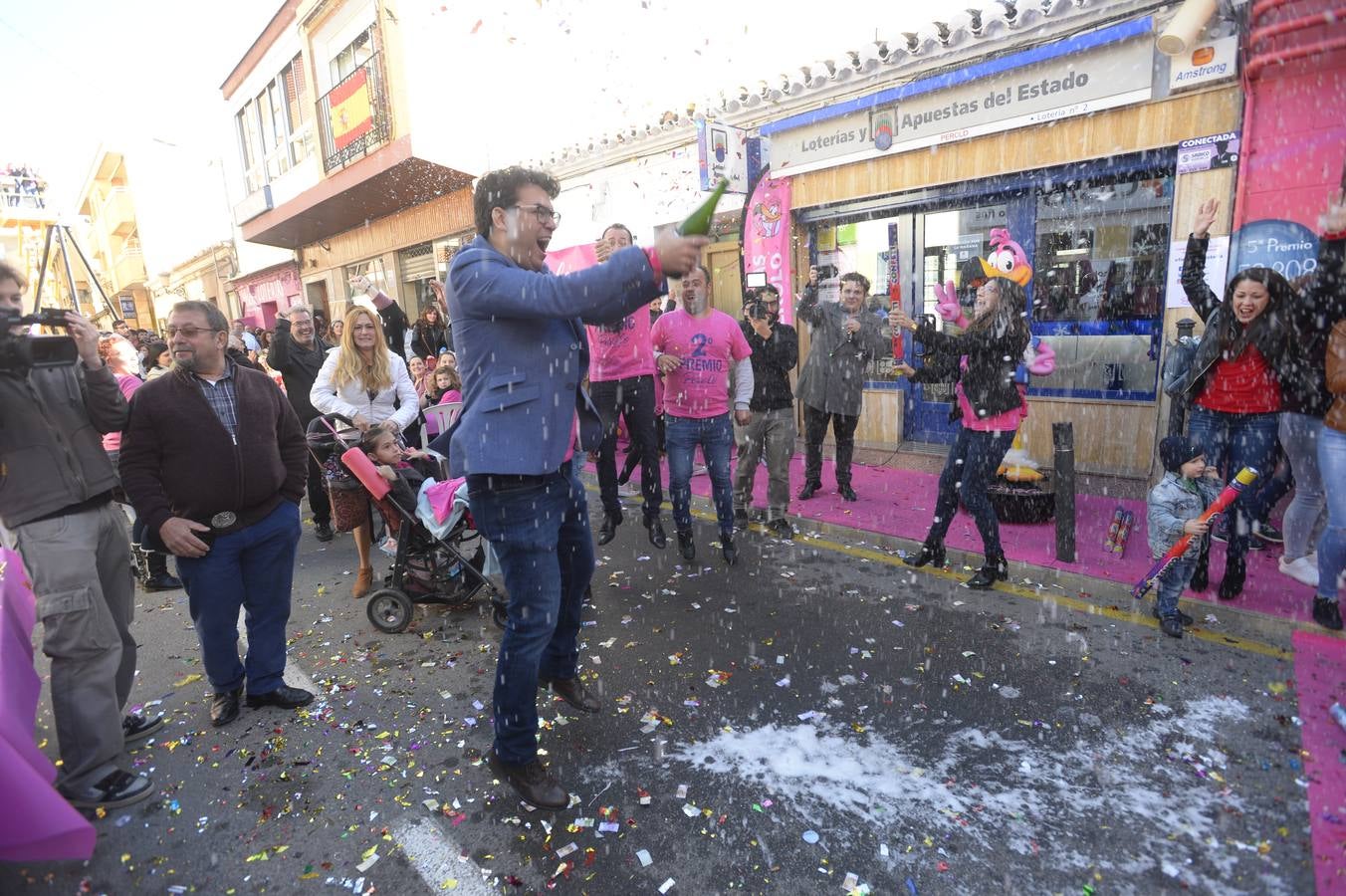 Celebración en la administración El Perolo, de San Pedro del Pinatar, donde se vendieron 12 décimos de El Gordo, entre otros premios.