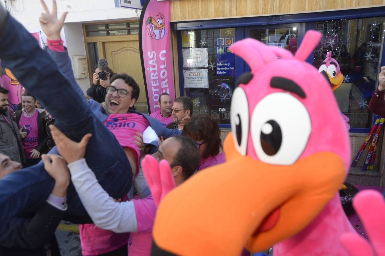 Celebración en la administración El Perolo, de San Pedro del Pinatar, donde se vendieron 12 décimos de El Gordo, entre otros premios.