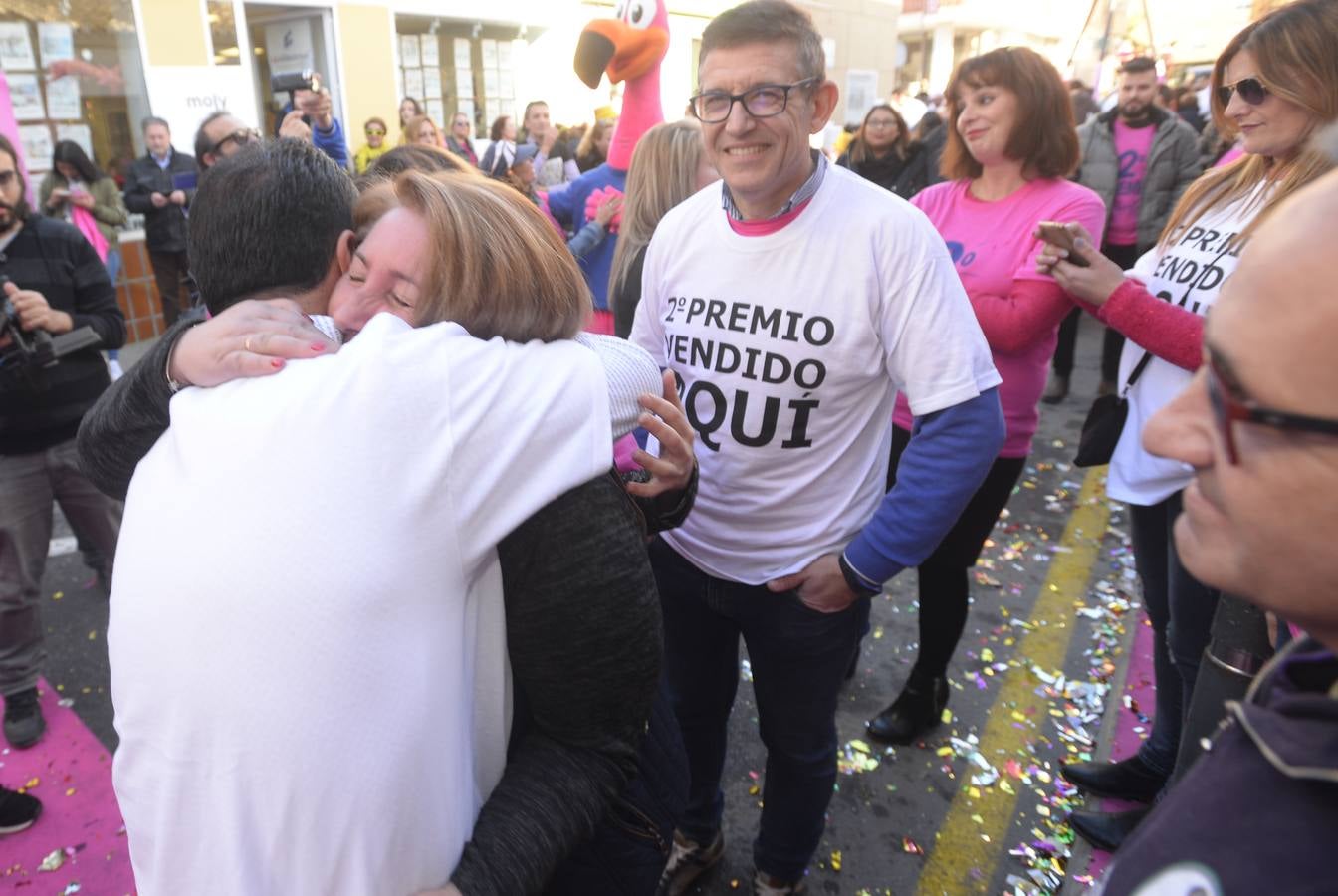 Celebración en la administración El Perolo, de San Pedro del Pinatar, donde se vendieron 12 décimos de El Gordo, entre otros premios.