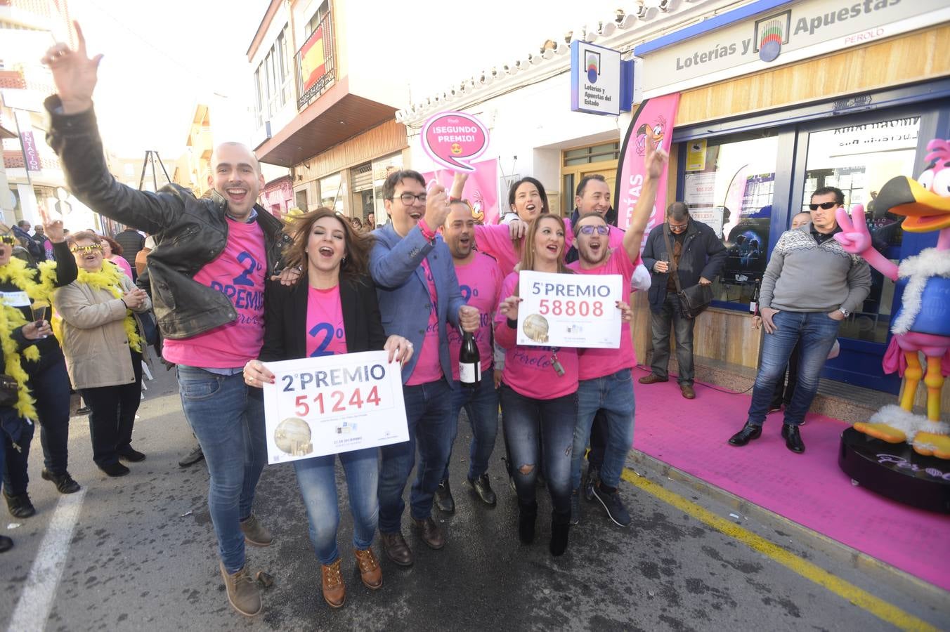 Celebración en la administración El Perolo, de San Pedro del Pinatar, donde se vendieron 12 décimos de El Gordo, entre otros premios.