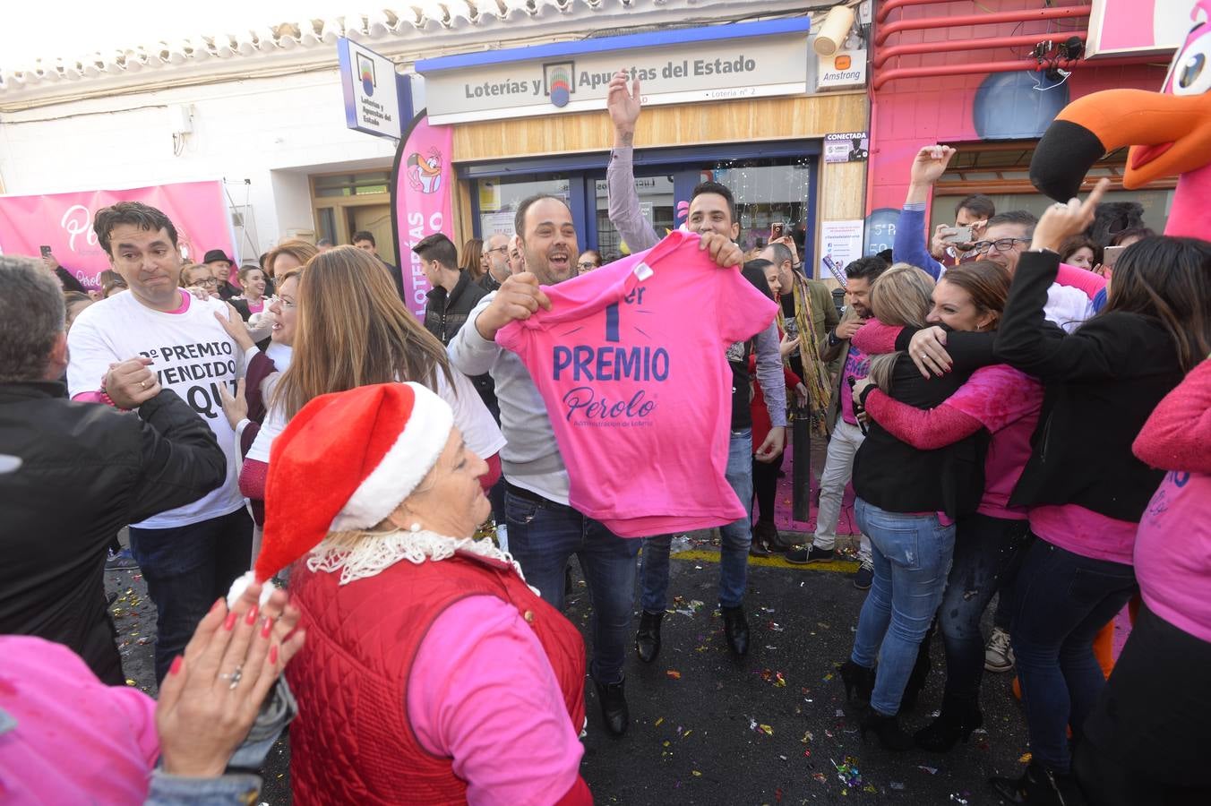 Celebración en la administración El Perolo, de San Pedro del Pinatar, donde se vendieron 12 décimos de El Gordo, entre otros premios.