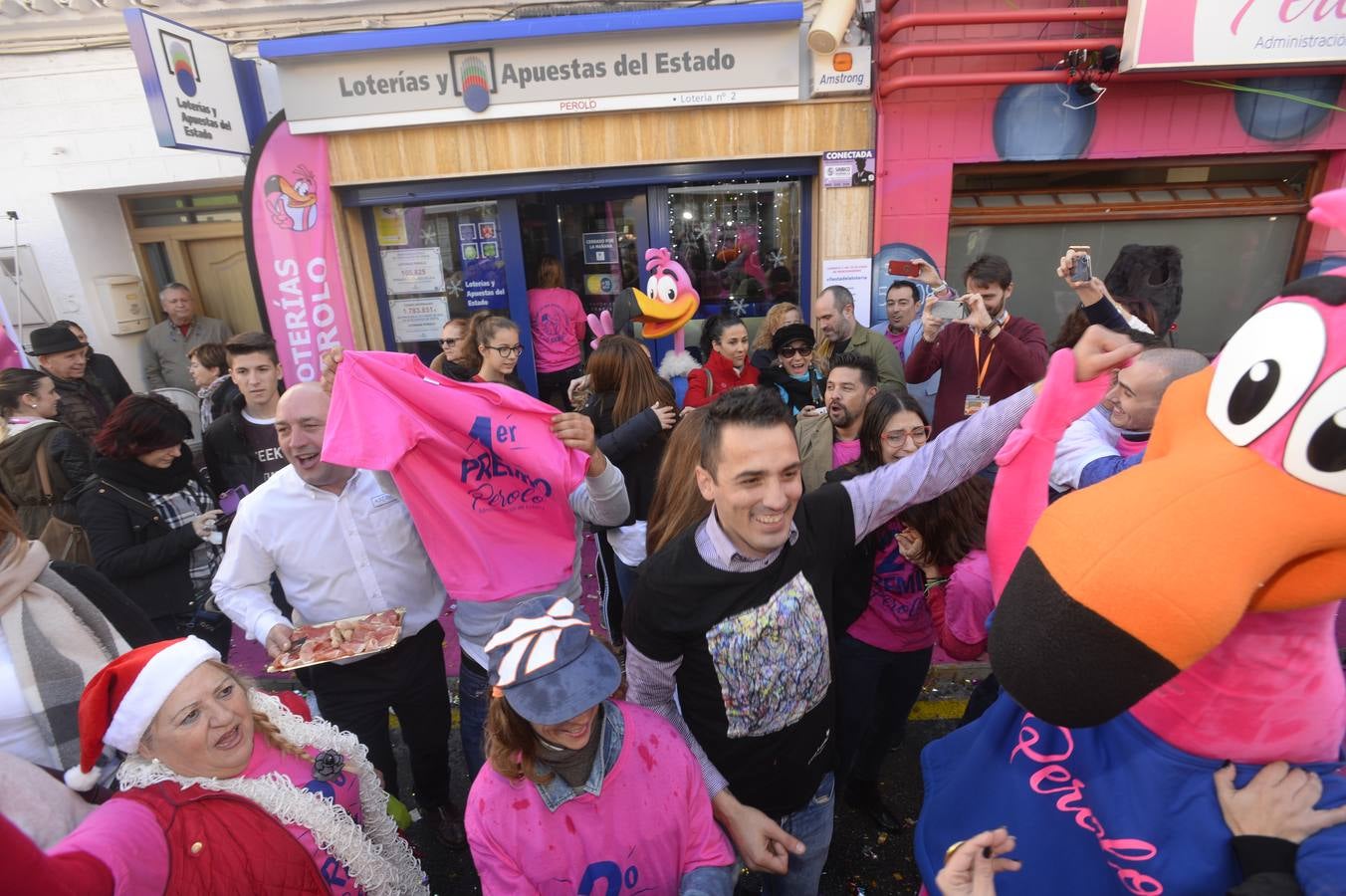 Celebración en la administración El Perolo, de San Pedro del Pinatar, donde se vendieron 12 décimos de El Gordo, entre otros premios.