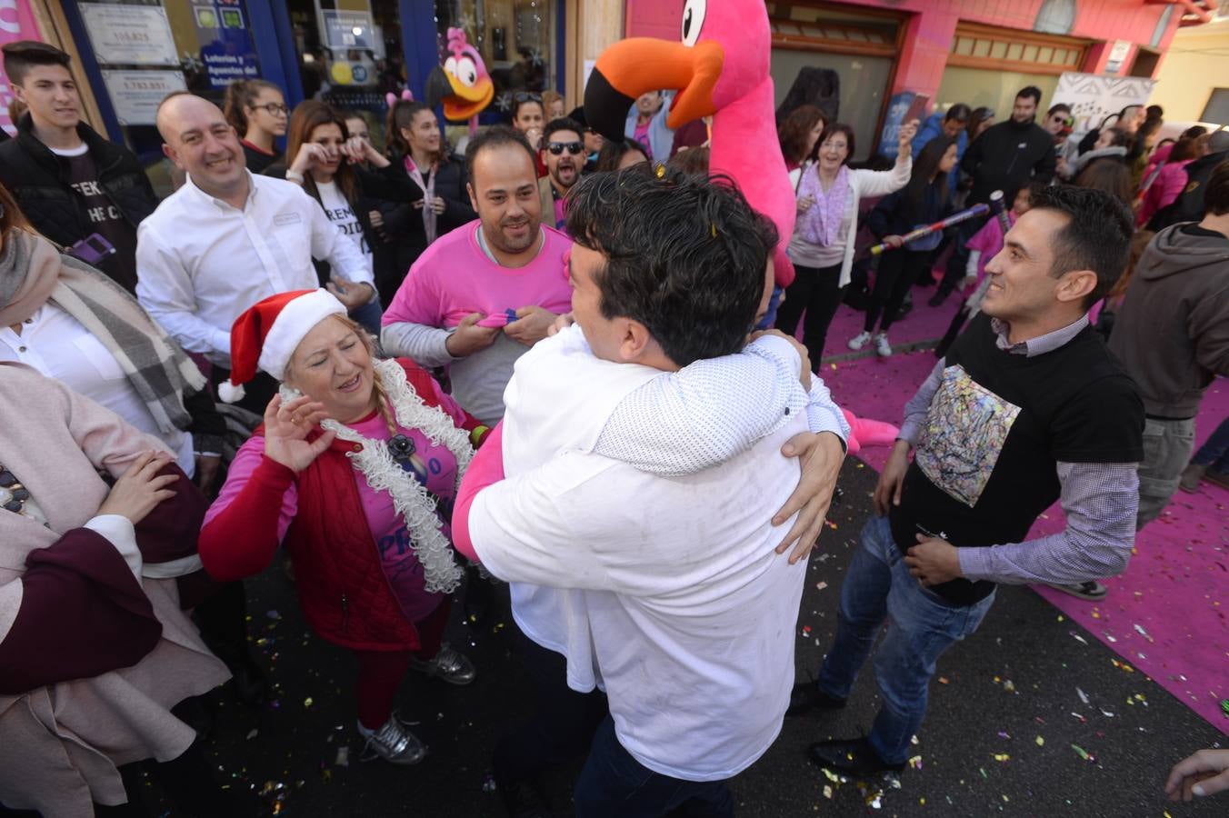 Celebración en la administración El Perolo, de San Pedro del Pinatar, donde se vendieron 12 décimos de El Gordo, entre otros premios.