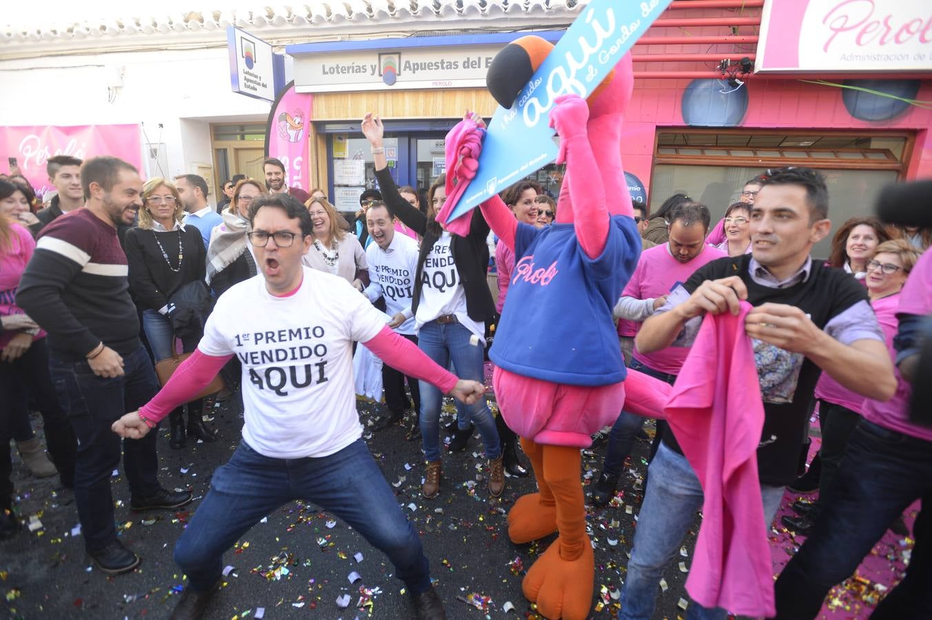 Celebración en la administración El Perolo, de San Pedro del Pinatar, donde se vendieron 12 décimos de El Gordo, entre otros premios.