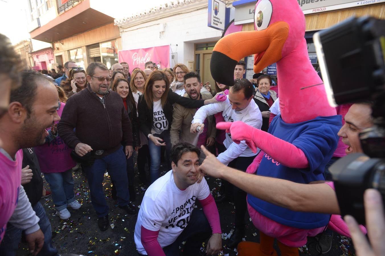 Celebración en la administración El Perolo, de San Pedro del Pinatar, donde se vendieron 12 décimos de El Gordo, entre otros premios.