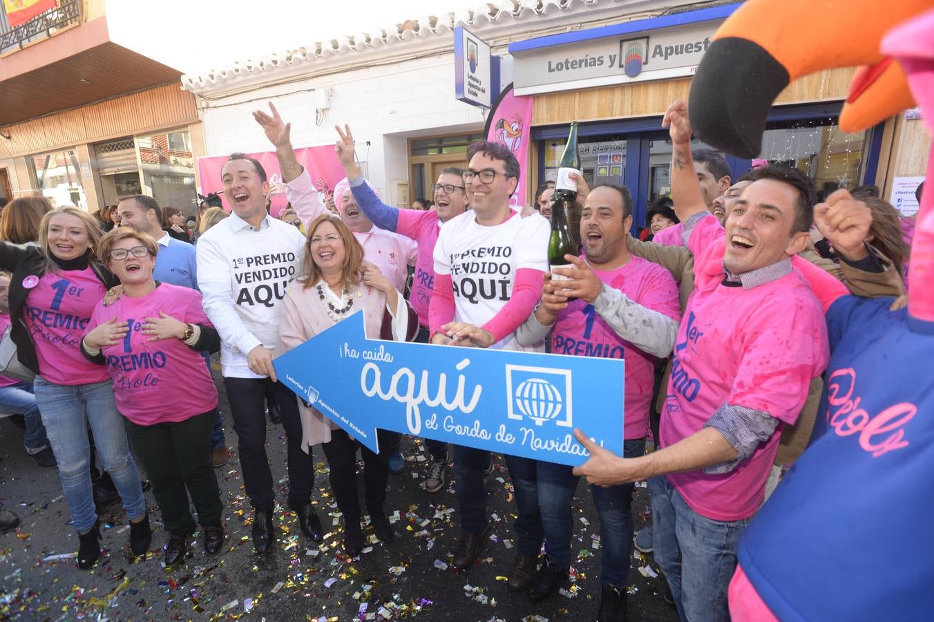 Celebración en la administración El Perolo, de San Pedro del Pinatar, donde se vendieron 12 décimos de El Gordo, entre otros premios.