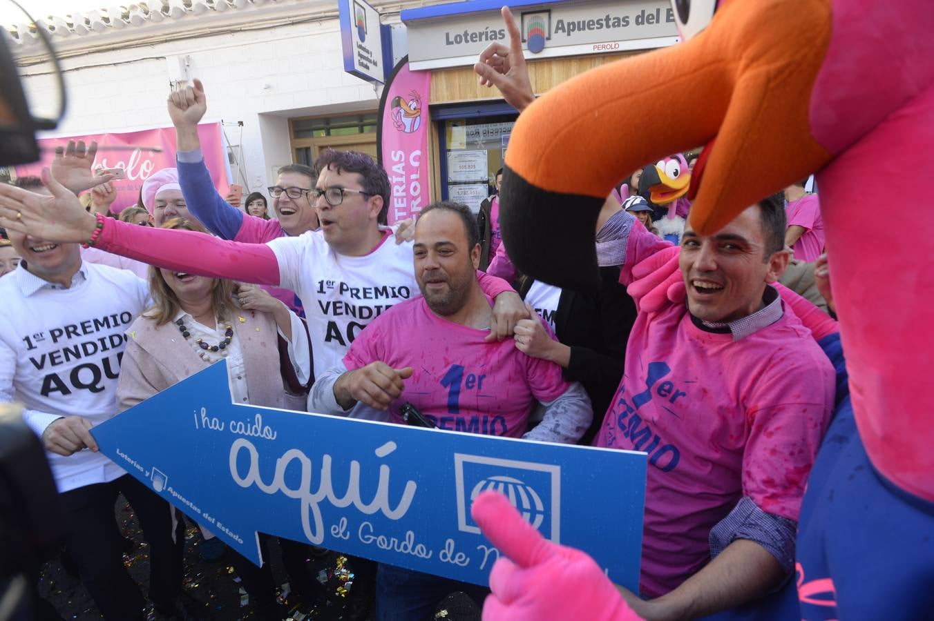 Celebración en la administración El Perolo, de San Pedro del Pinatar, donde se vendieron 12 décimos de El Gordo, entre otros premios.