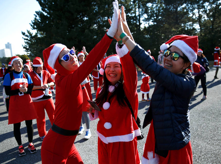 La ciudad de Chiba, en la bahía de Tokio, celebra todos los años la 'Tokio Santa Run', una carrera con fines benéficos en la que cientos de japoneses recorren esta ciudad costera ataviados con disfraces de Papa Noel