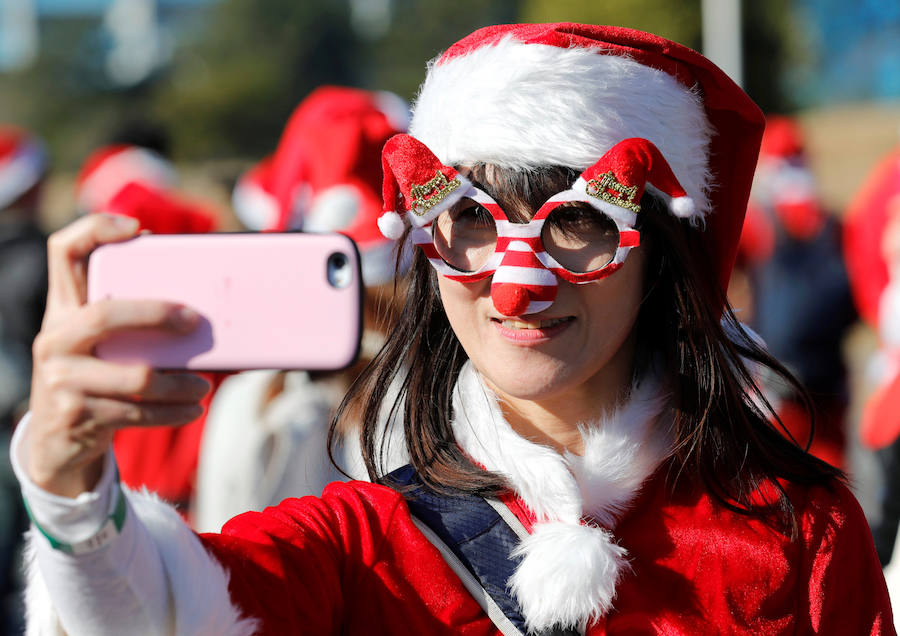 La ciudad de Chiba, en la bahía de Tokio, celebra todos los años la 'Tokio Santa Run', una carrera con fines benéficos en la que cientos de japoneses recorren esta ciudad costera ataviados con disfraces de Papa Noel