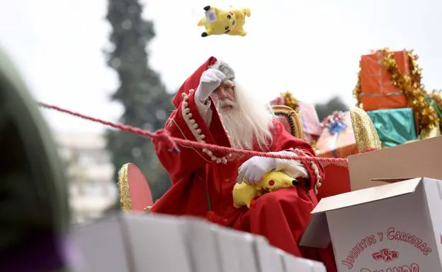 Papá Noel anticipó peluches y balones durante la cabalgata