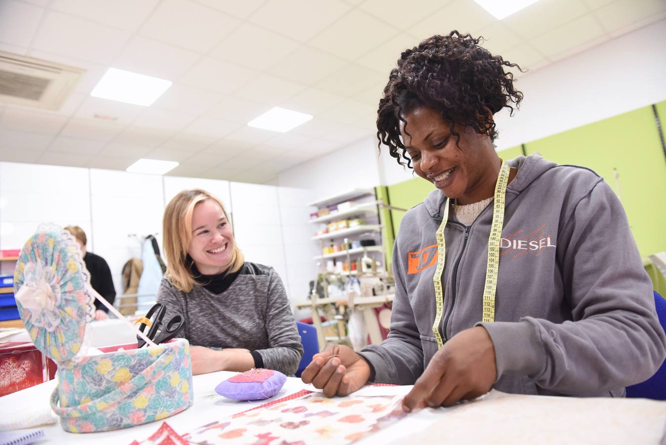 Nigeriana y con cuatro niñas a su cargo, ella es una de las contratadas en el nuevo taller de costura de Proyecto Abraham