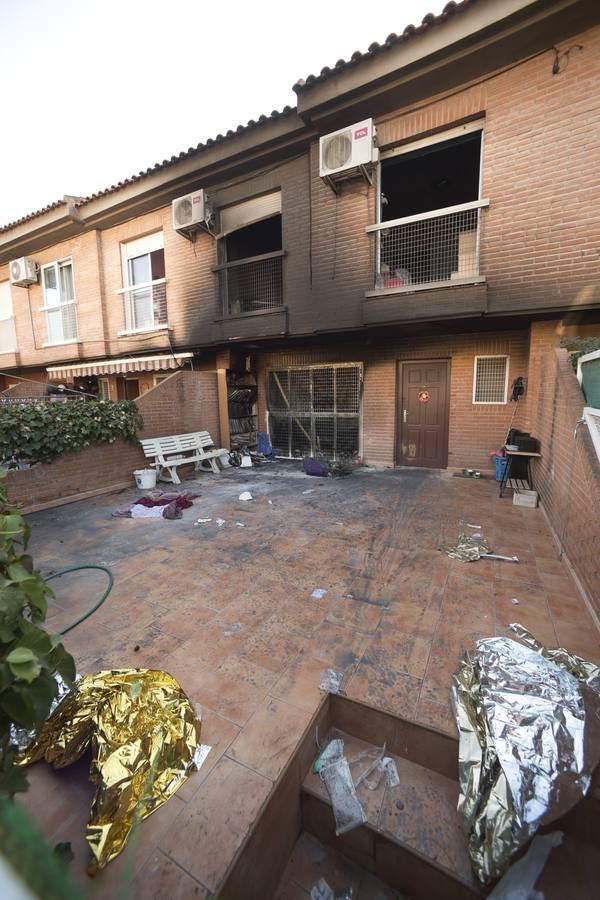 Las llamas se iniciaron poco antes de las tres de la madrugada y otras dos mujeres de de 27 y 19 años han sido trasladadas a La Arrixaca para su valoración