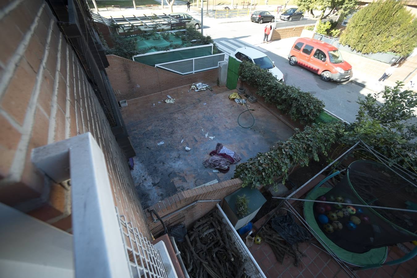 Las llamas se iniciaron poco antes de las tres de la madrugada y otras dos mujeres de de 27 y 19 años han sido trasladadas a La Arrixaca para su valoración