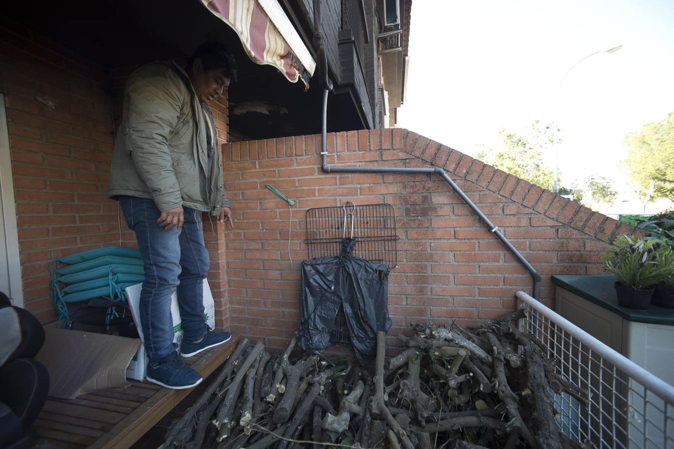 Las llamas se iniciaron poco antes de las tres de la madrugada y otras dos mujeres de de 27 y 19 años han sido trasladadas a La Arrixaca para su valoración