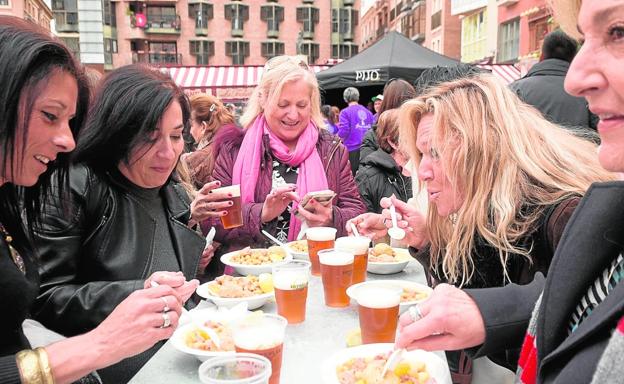 Un grupo de amigas disfruta del menú solidario en la plaza de Romea .