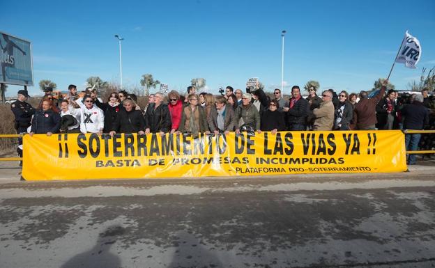 Protesta de vecinos frente al acto de Mariano Rajoy en Murcia. 