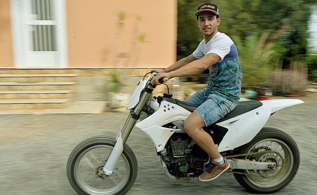 El piloto lorquino, con una de las motos con las que entrenaba.