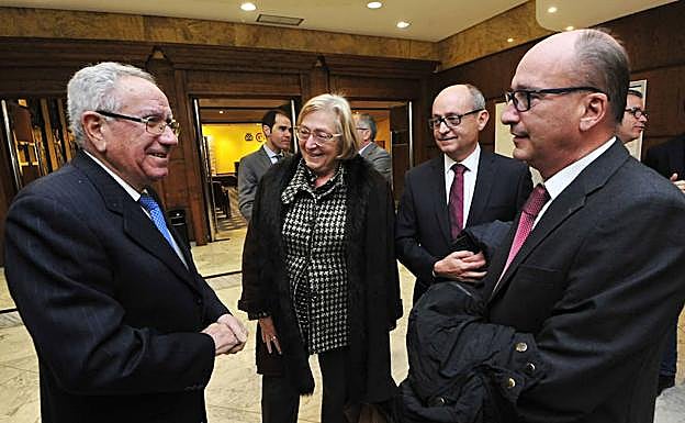 Pedro García-Balibrea, presidente de la Cámara de Comercio de Murcia, junto a los hermanos Gil, propietarios de las Bodegas Hijos de Juan Gil.