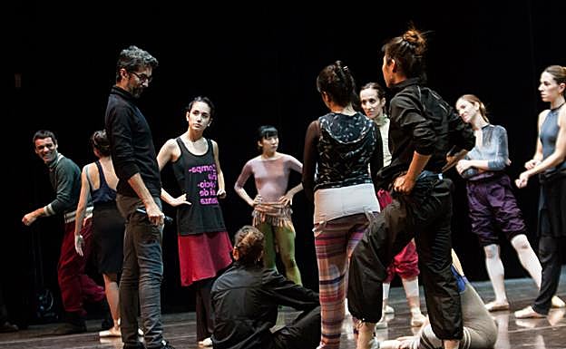 El director José Carlos Martínez junto a las bailarinas, durante el ensayo del viernes.