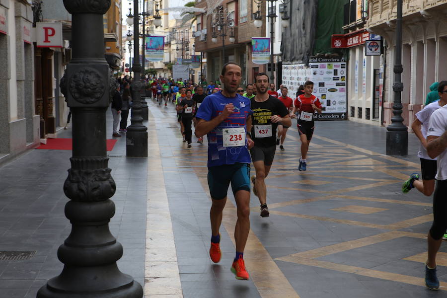 Cerca de mil corredores se han dado cita en la carrera que ha despedido el año en Lorca