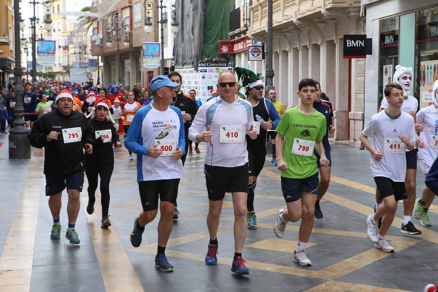 Cerca de mil corredores se han dado cita en la carrera que ha despedido el año en Lorca