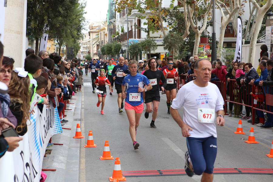 Cerca de mil corredores se han dado cita en la carrera que ha despedido el año en Lorca