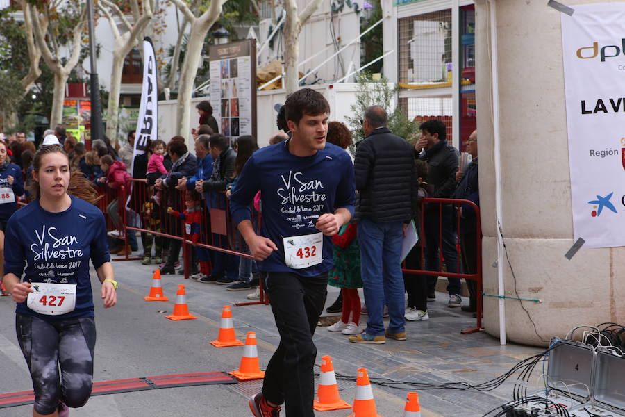 Cerca de mil corredores se han dado cita en la carrera que ha despedido el año en Lorca