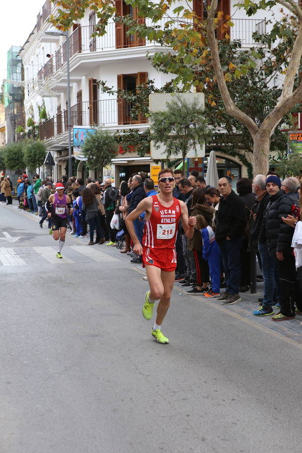 Miles de corredores han despedido el año corriendo por las calles de Lorca