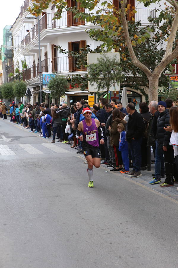 Miles de corredores han despedido el año corriendo por las calles de Lorca