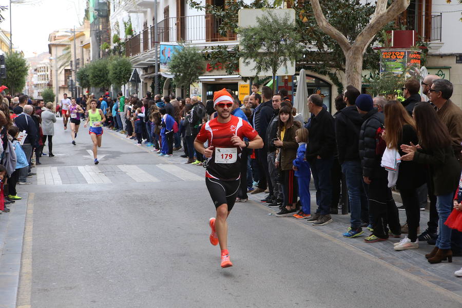 Miles de corredores han despedido el año corriendo por las calles de Lorca