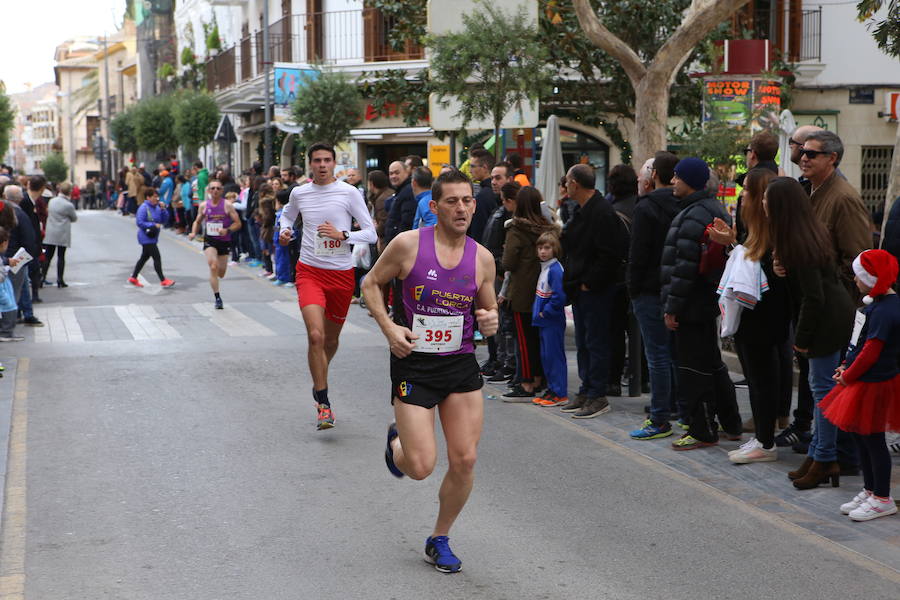 Miles de corredores han despedido el año corriendo por las calles de Lorca