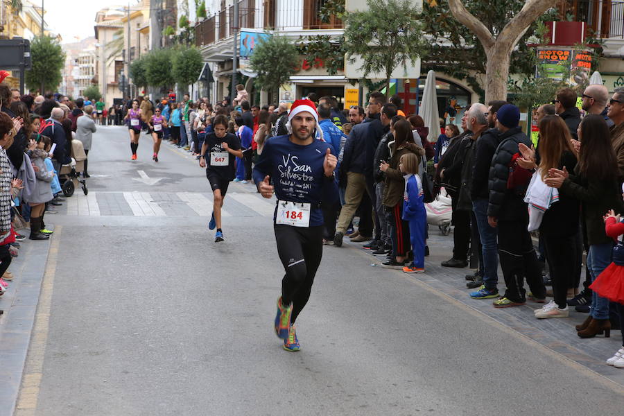 Miles de corredores han despedido el año corriendo por las calles de Lorca