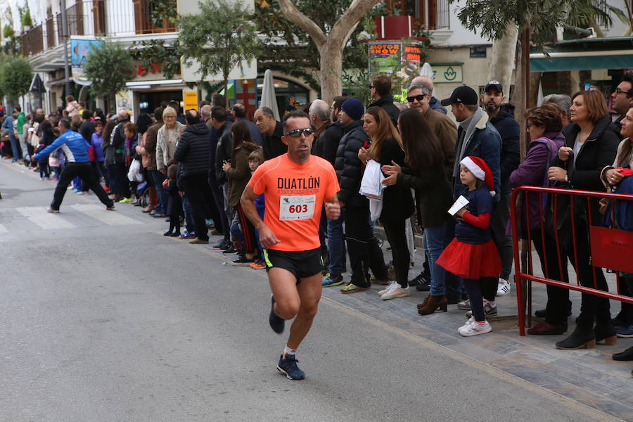 Miles de corredores han despedido el año corriendo por las calles de Lorca